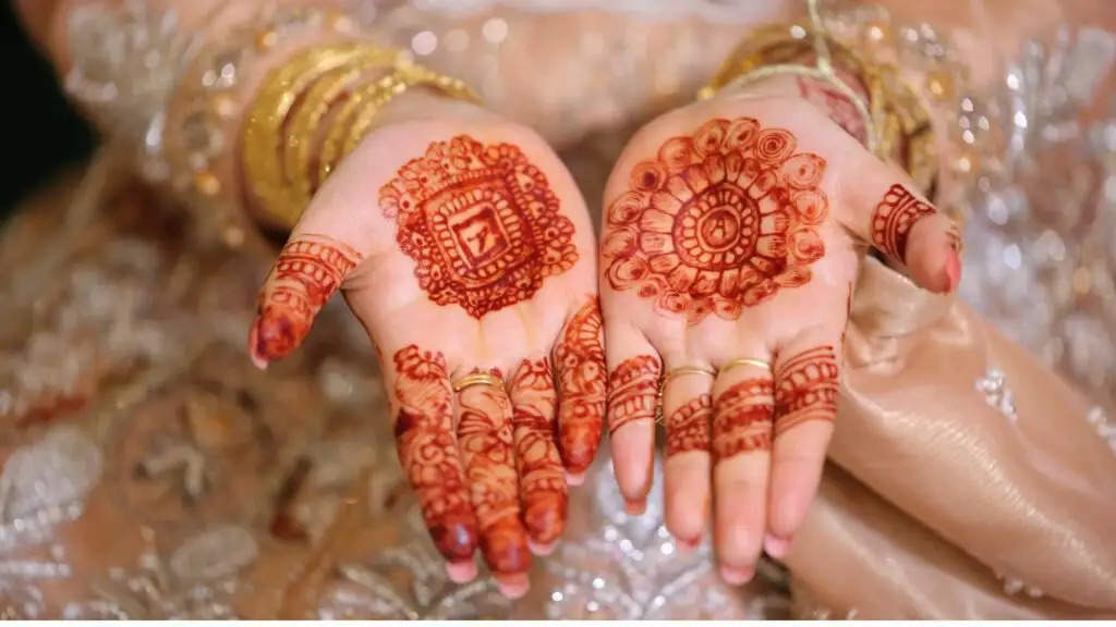 Mehndi Course 2023: मेहंदी लगाने का शुरू करें बिजनेस, देखें पढ़ाई से लेकर कमाई की पूरी जानकारी